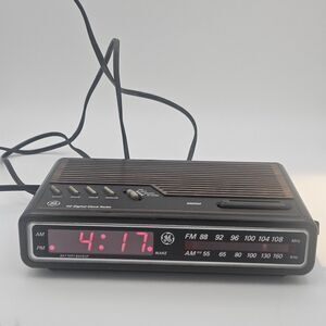 GE 7-4612B AM FM Digital Alarm Clock Radio Woodgrain Vintage Tested